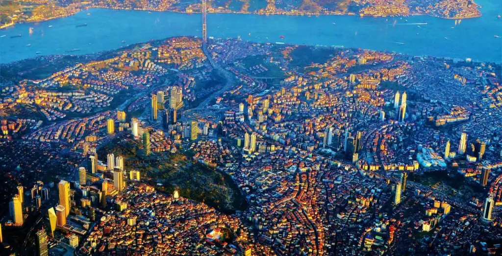Une image panoramique d'Istanbul, en Turquie, avec la Sainte-Sophie et la Mosquée bleue au premier plan