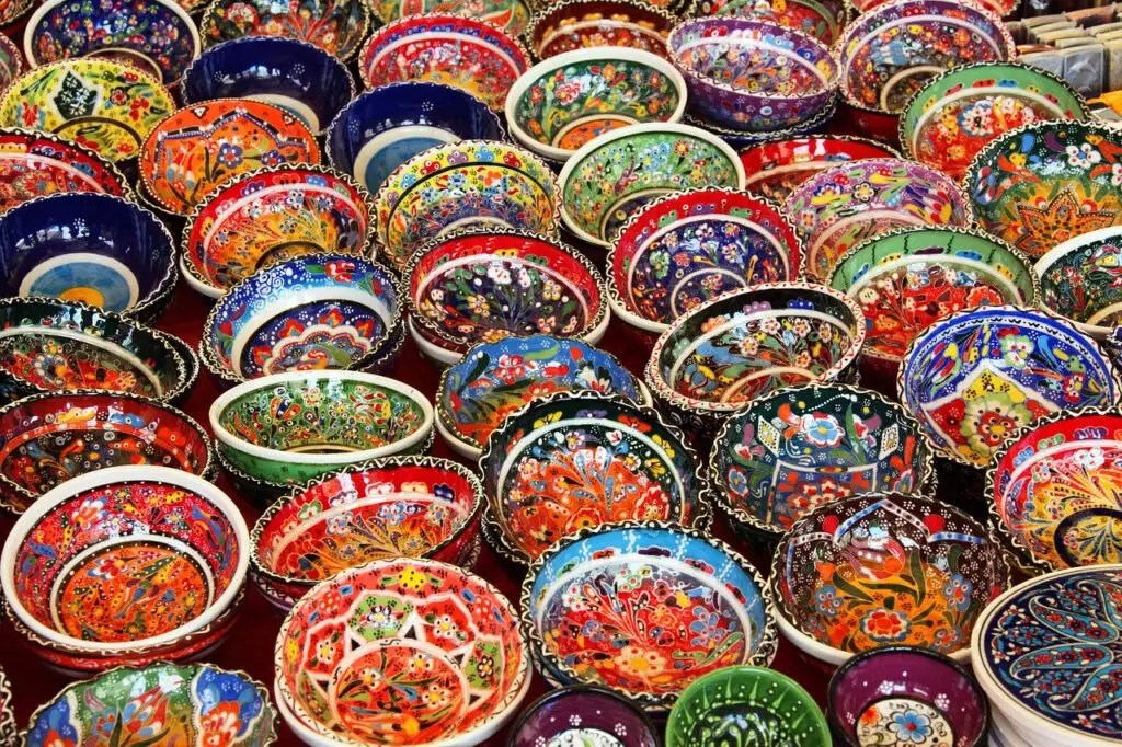 Cultural Experiences,Mosques In Turkey,Turkish Baths,Whirling Dervish Ceremonies,Turkish Cuisine,Turkish Festivals,Turkish Music And Dance,Turkish Food And Drink,Turkish Arts And Architecture,Turkish History,Turkish Religion,Turkish Customs And Traditions,Tips For Experiencing Turkish Culture,Traditional Turkish Market,Turkish Bath | Utravel Turkey Esperienze culturali turche: mercato turco tradizionale