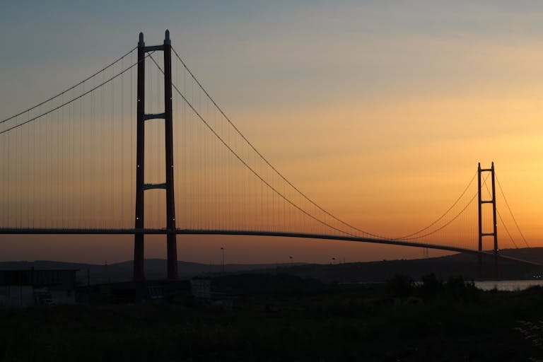 A stunning view of the Çanakkale Bridge at sunset, showcasing its architectural beauty.