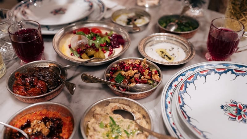 Een traditionele Turkse maaltijd met verschillende gerechten en dranken in Istanbul, Türkiye. Culinaire & Eetervaringen. Eten & Keuken