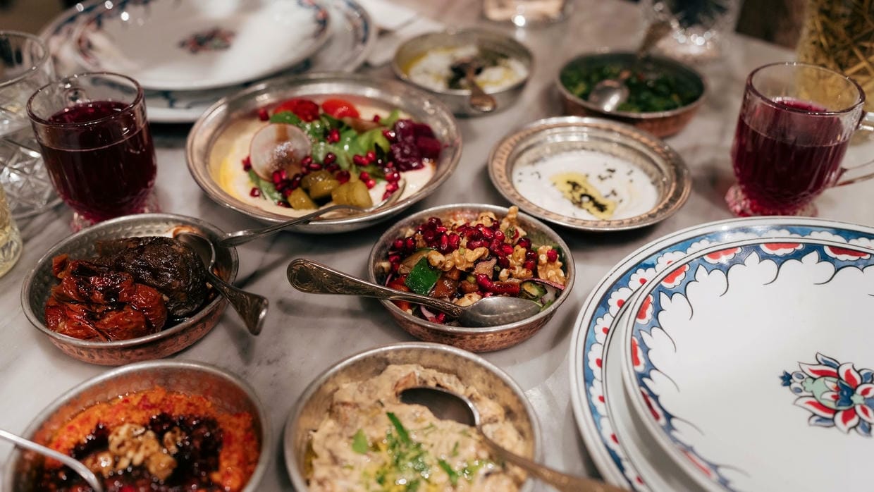 Een traditionele Turkse maaltijd met verschillende gerechten en dranken in Istanbul, Türkiye. Culinaire & Eetervaringen. Eten & Keuken