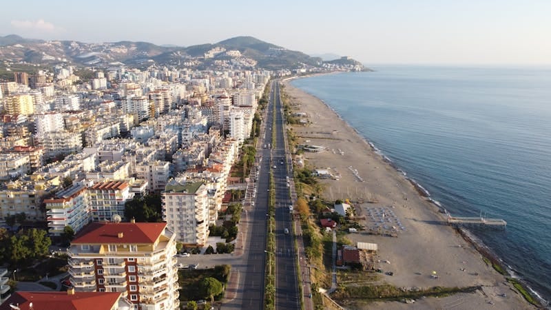 Luchtfoto met de kustlijn, hoogbouw en stranden van Alanya in Turkije. Turkse Mediterrane Kust.