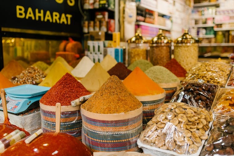 Kleurrijke uitstalling van specerijen en gedroogd fruit op een drukke markt in Istanbul. Turkse bazaars & markten
