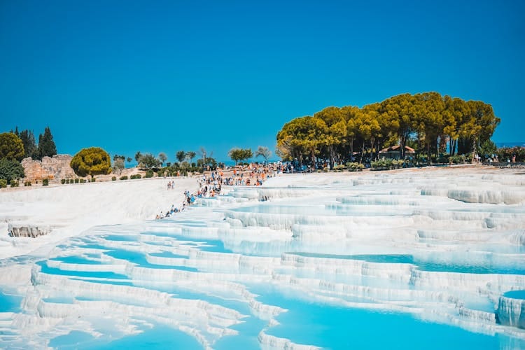 Ervaar de adembenemende travertijinterrassen van Pamukkale, Denizli, Türkiye, een wereldwijd bekend natuurwonder.