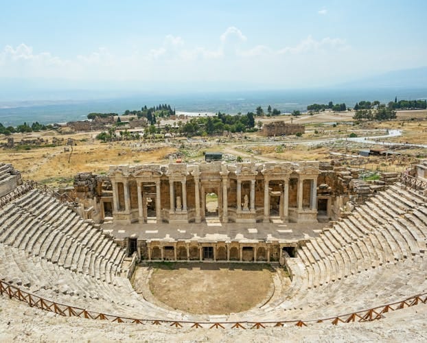 Verken het majestueuze antieke theater van Hierapolis in Pamukkale, Türkiye, dat klassieke Romeinse architectuur tentoonspreidt.