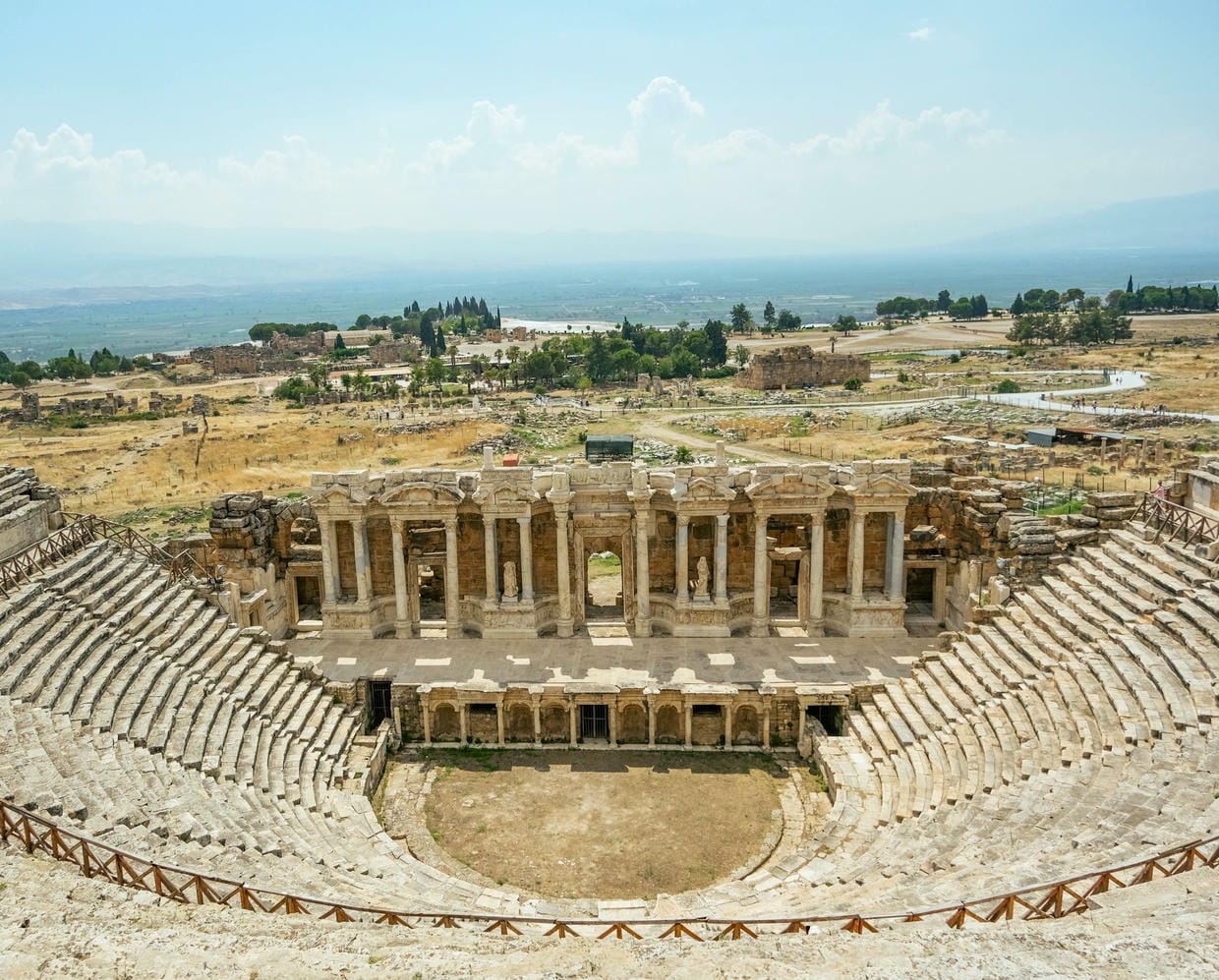 Explora el majestuoso teatro antiguo de Hierápolis en Pamukkale, Türkiye, que muestra la arquitectura romana clásica.