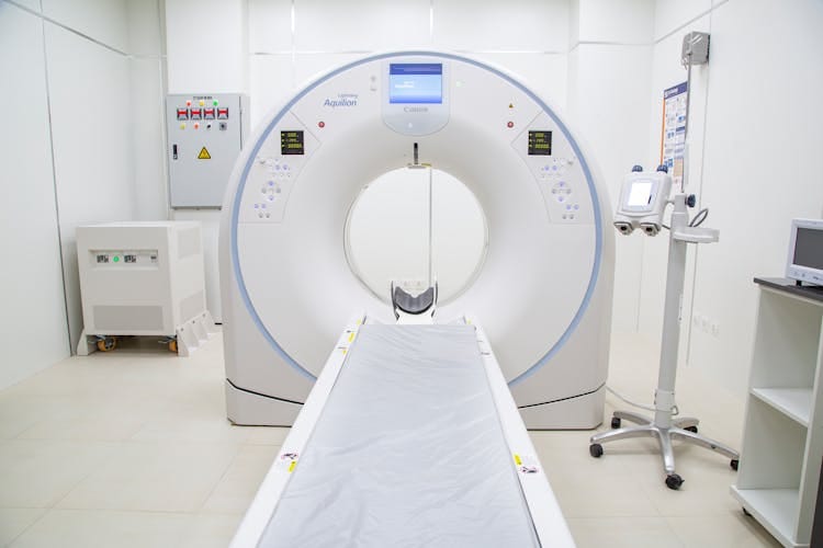 Afbeelding van hoge kwaliteit van een moderne MRI-scanner in een steriele ziekenhuiskamer, klaar voor gebruik. Medisch toerisme in Turkije