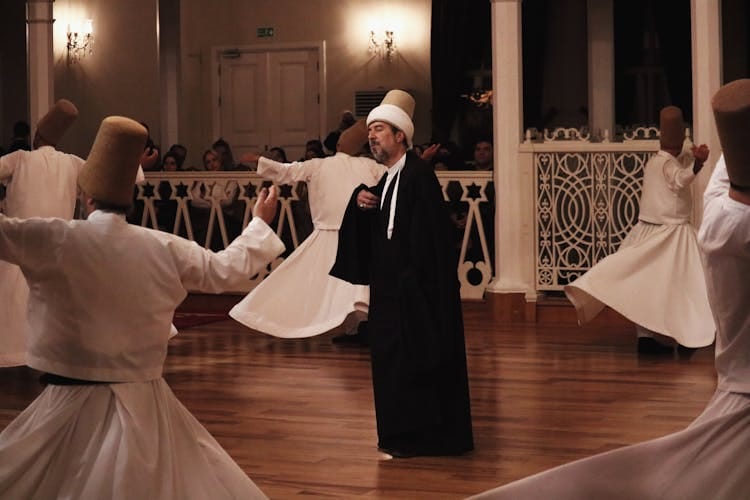 Serene spirituele dans van de Derwisjen, binnenshuis vastgelegd in İstanbul. Een inkijkje in de Turkse cultuur. Turkse cultuur & etiquette.